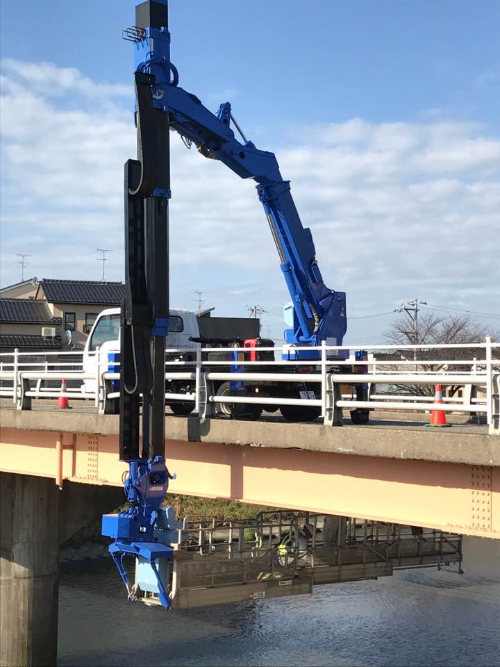 橋梁点検作業車の導入